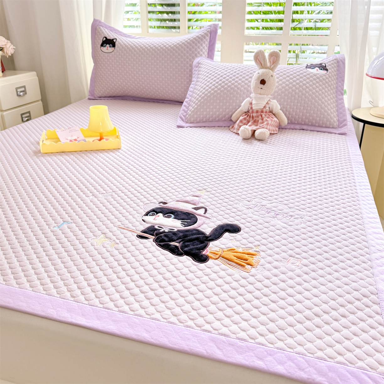 91家纺网 家纺一手货源 找家纺 优贝家纺 2026新款高克重PE聚乙中分子复合凉感软席贴布绣凉席三件套 黑猫警长