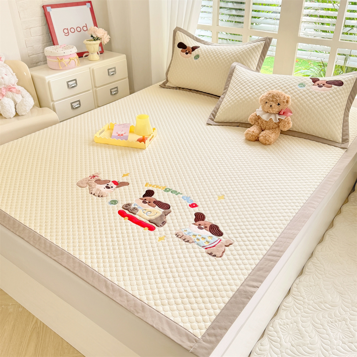 91家纺网 家纺一手货源 找家纺 优贝家纺 2026新款高克重PE聚乙中分子复合凉感软席贴布绣凉席三件套 腊肠狗