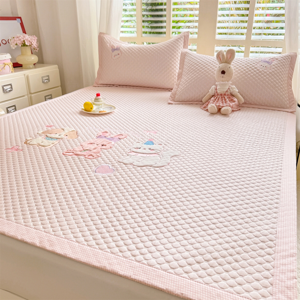 91家纺网 家纺一手货源 找家纺 优贝家纺 2026新款高克重PE聚乙中分子复合凉感软席贴布绣凉席三件套 小兔乐园