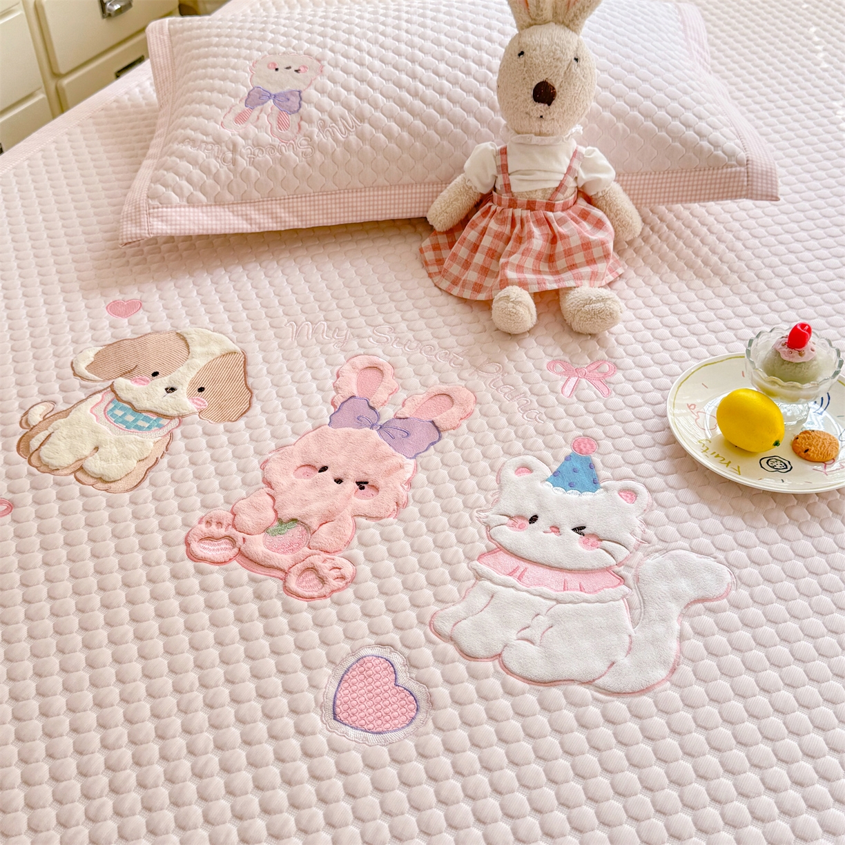 91家纺网 家纺一手货源 找家纺 优贝家纺 2026新款高克重PE聚乙中分子复合凉感软席贴布绣凉席三件套 小兔乐园