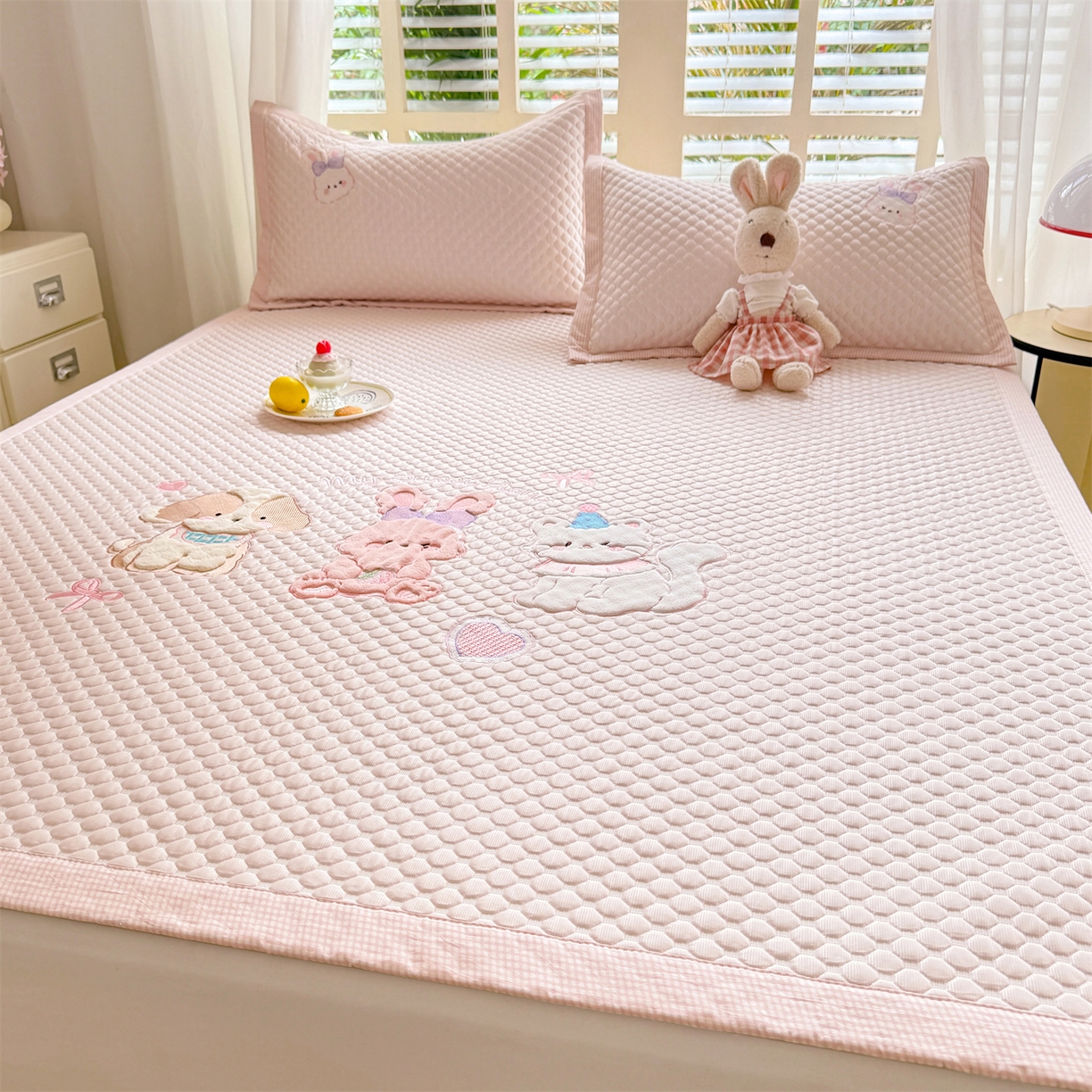 91家纺网 家纺一手货源 找家纺 优贝家纺 2026新款高克重PE聚乙中分子复合凉感软席贴布绣凉席三件套 小兔乐园