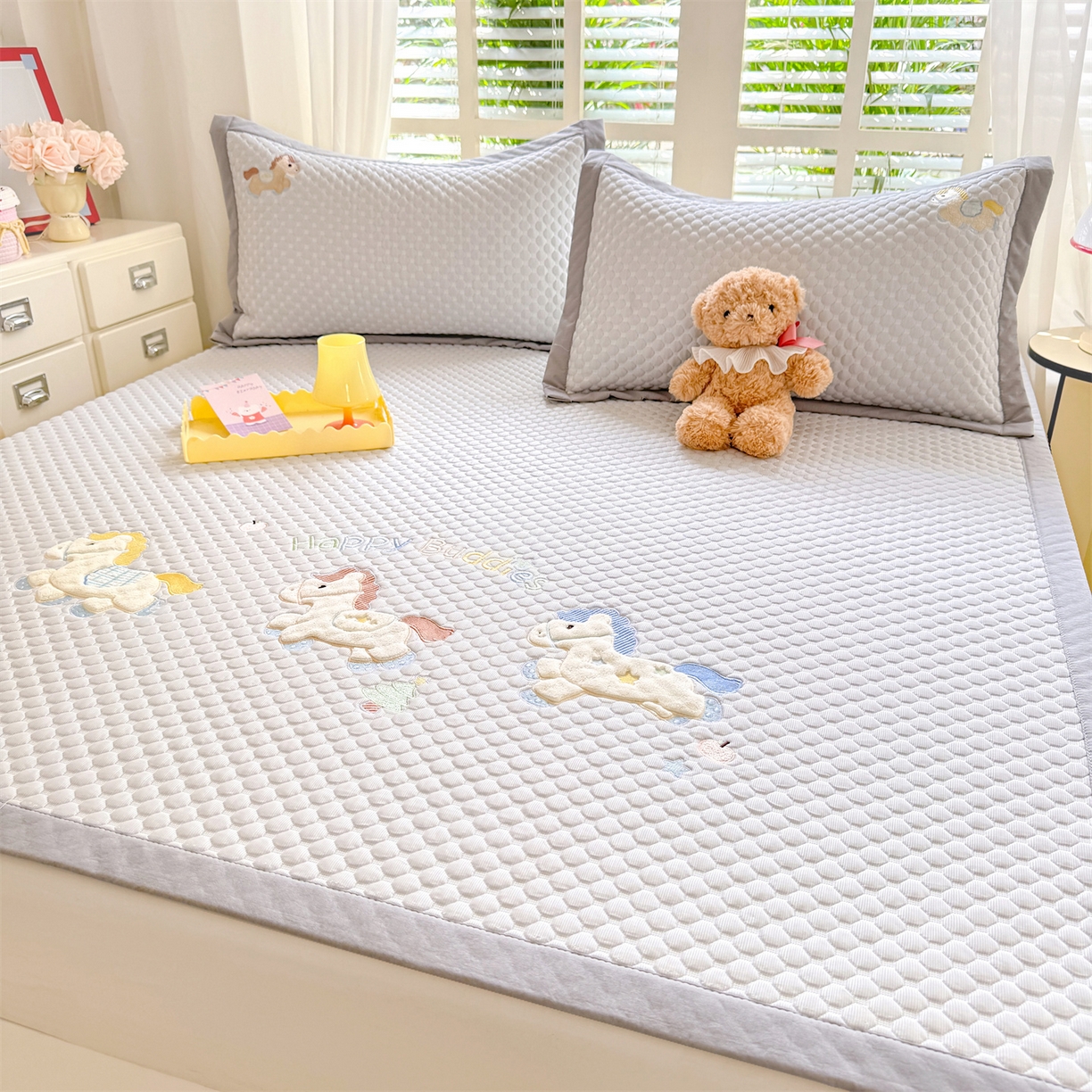 91家纺网 家纺一手货源 找家纺 优贝家纺 2026新款高克重PE聚乙中分子复合凉感软席贴布绣凉席三件套 旋转木马