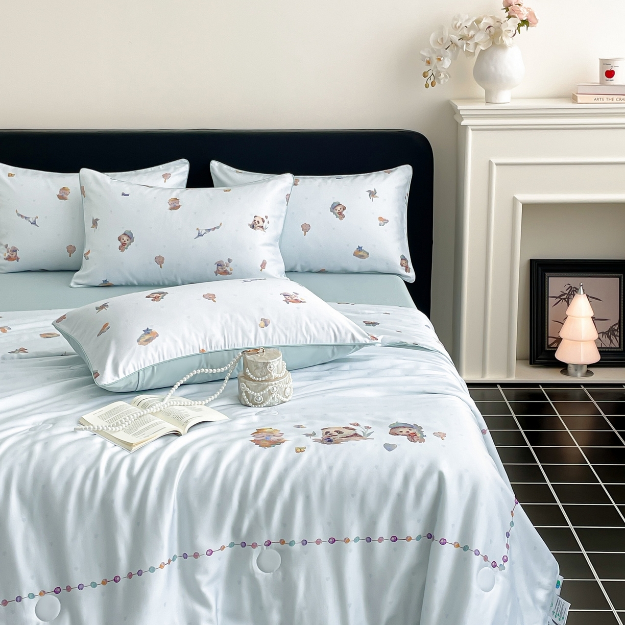 91家纺网 家纺一手货源 找家纺 慕晨 2026新款莱赛尔数码印高级简奢卡通大版印花丝滑夏被四件套 三只熊--兰