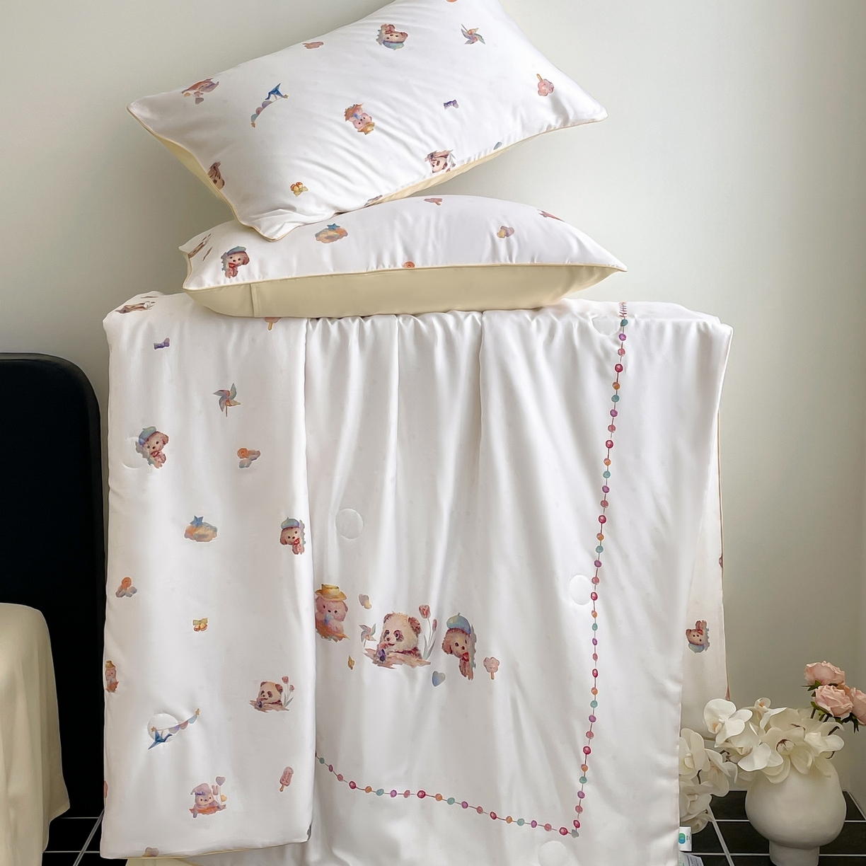 91家纺网 家纺一手货源 找家纺 慕晨 2026新款莱赛尔数码印高级简奢卡通大版印花丝滑夏被四件套 三只熊--米白