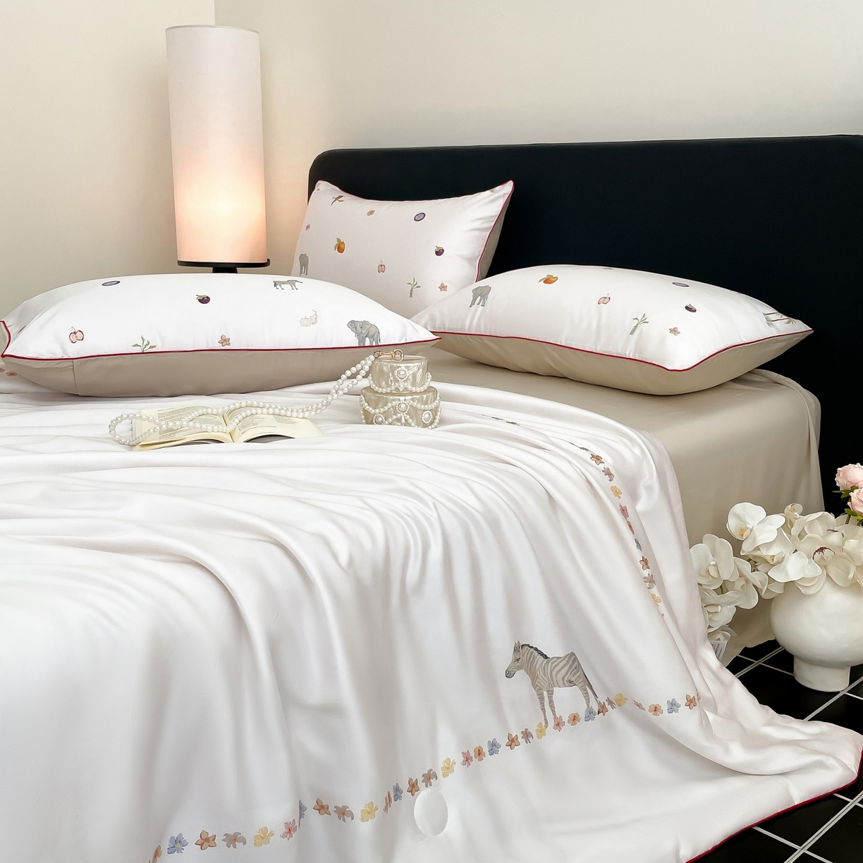 91家纺网 家纺一手货源 找家纺 慕晨 2026新款莱赛尔数码印高级简奢卡通大版印花丝滑夏被四件套 斑马--米白