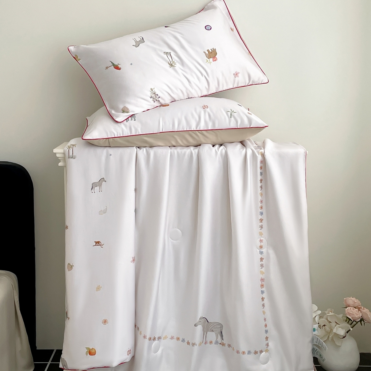 91家纺网 家纺一手货源 找家纺 慕晨 2026新款莱赛尔数码印高级简奢卡通大版印花丝滑夏被四件套 斑马--米白