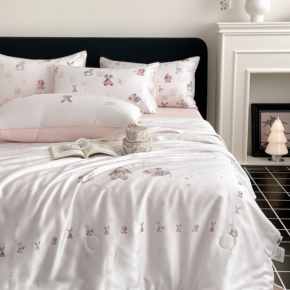 91家纺网 家纺一手货源 找家纺 慕晨 2026新款莱赛尔数码印高级简奢卡通大版印花丝滑夏被四件套 木马象--米白