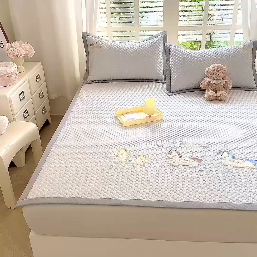 91家纺网 家纺一手货源 找家纺 优贝家纺 2026新款高克重PE聚乙中分子复合凉感软席贴布绣凉席三件套 旋转木马