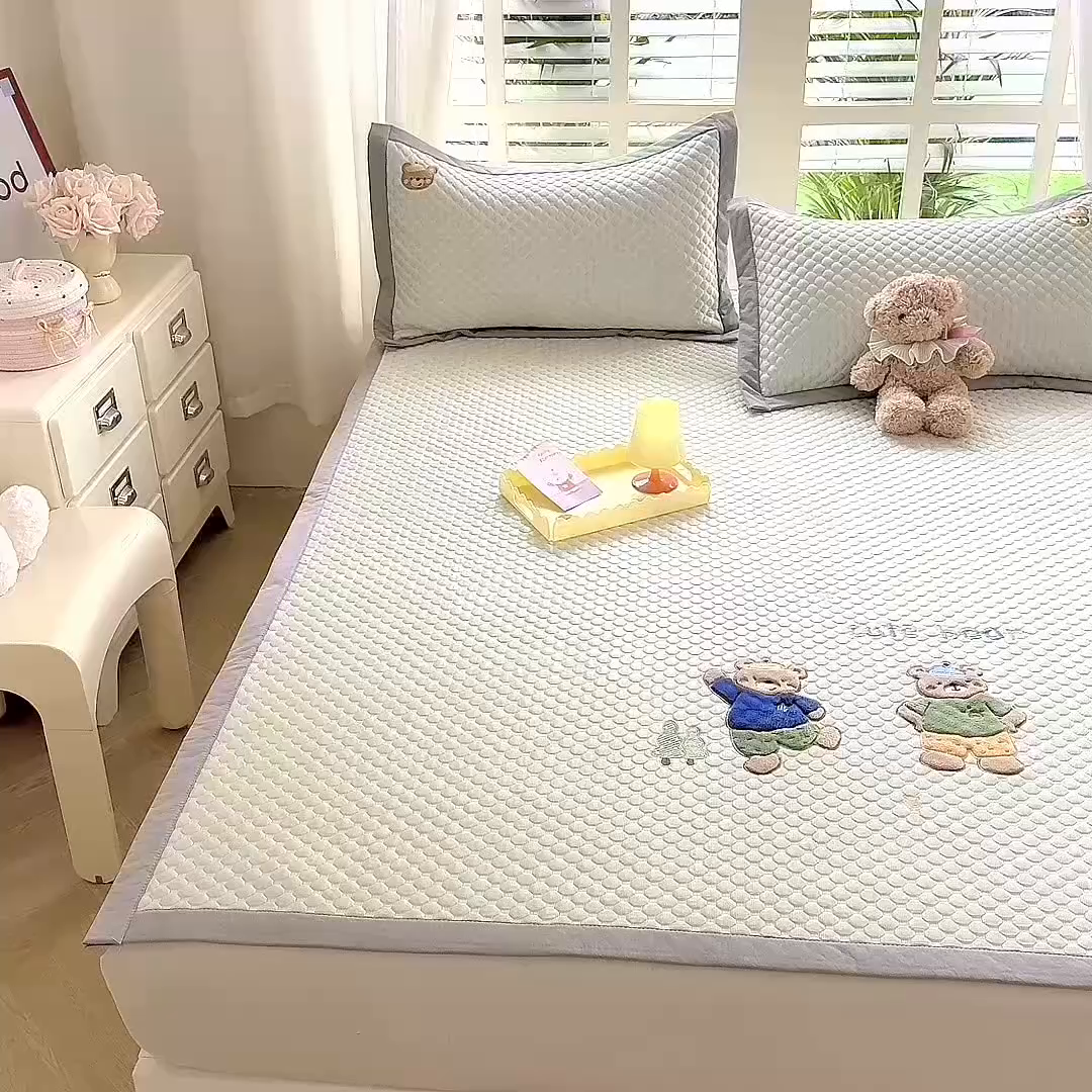 91家纺网 家纺一手货源 找家纺 优贝家纺 2026新款高克重PE聚乙中分子复合凉感软席贴布绣凉席三件套 三只小熊