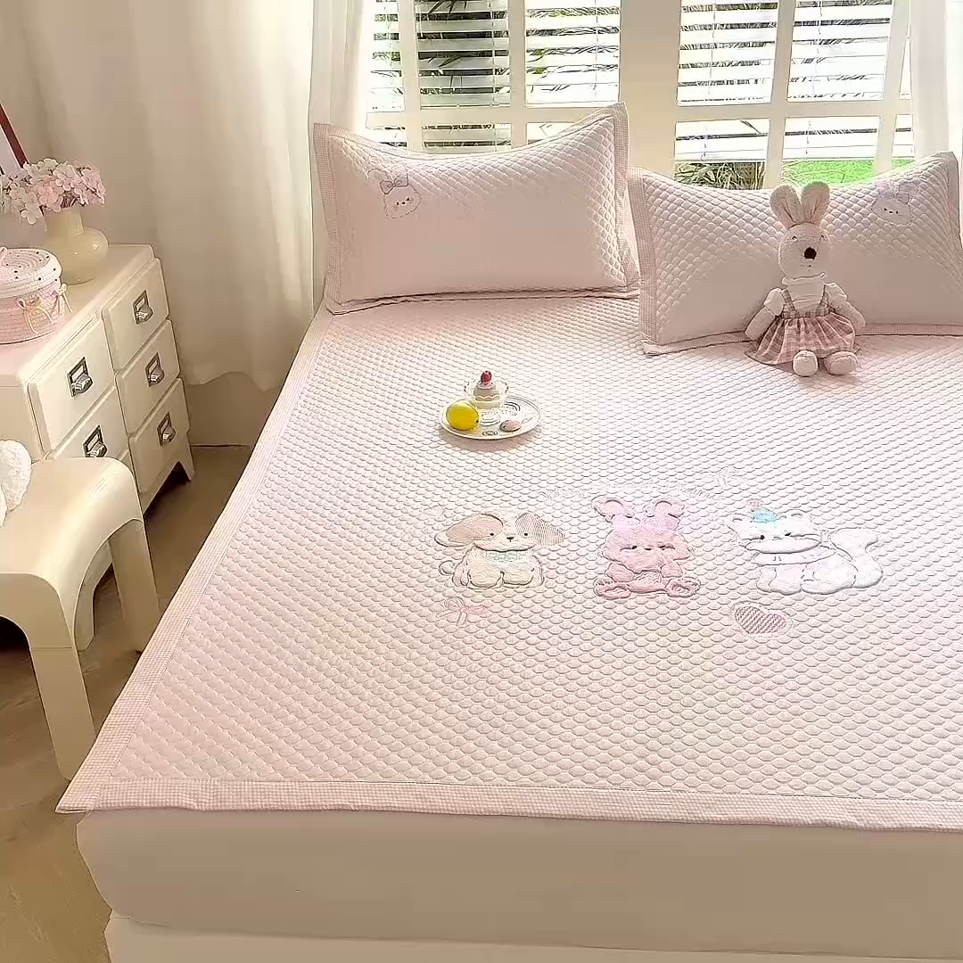 91家纺网 家纺一手货源 找家纺 优贝家纺 2026新款高克重PE聚乙中分子复合凉感软席贴布绣凉席三件套 小兔乐园