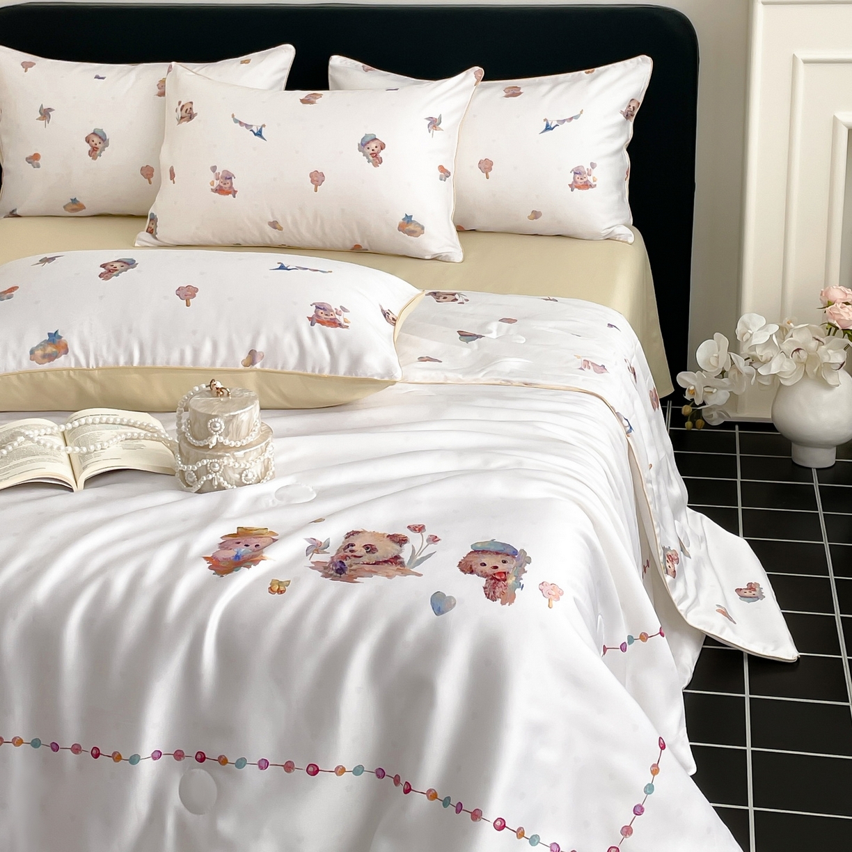 91家纺网 家纺一手货源 找家纺 慕晨 2026新款莱赛尔数码印高级简奢卡通大版印花丝滑夏被四件套 三只熊--米白