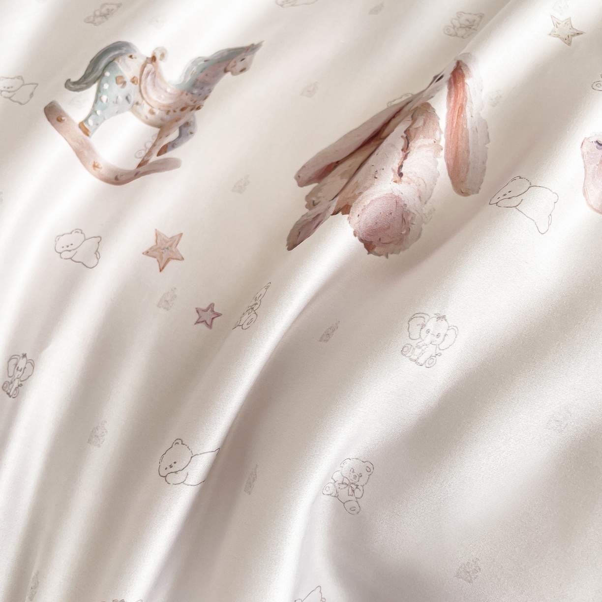 91家纺网 家纺一手货源 找家纺 慕晨 2026新款莱赛尔数码印高级简奢卡通大版印花丝滑夏被四件套 木马象--米白