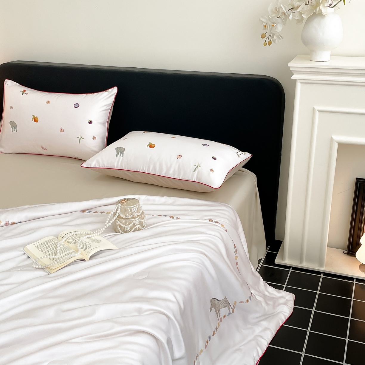 91家纺网 家纺一手货源 找家纺 慕晨 2026新款莱赛尔数码印高级简奢卡通大版印花丝滑夏被四件套 斑马--米白