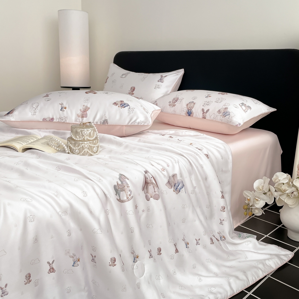 91家纺网 家纺一手货源 找家纺 慕晨 2026新款莱赛尔数码印高级简奢卡通大版印花丝滑夏被四件套 木马象--米白