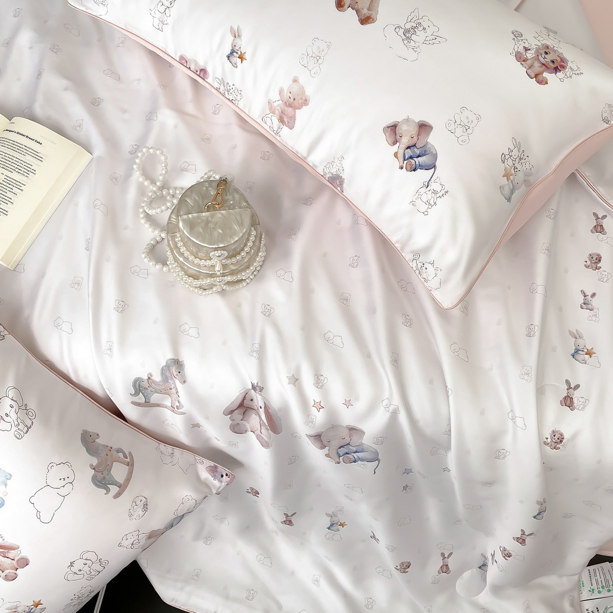 91家纺网 家纺一手货源 找家纺 慕晨 2026新款莱赛尔数码印高级简奢卡通大版印花丝滑夏被四件套 木马象--米白