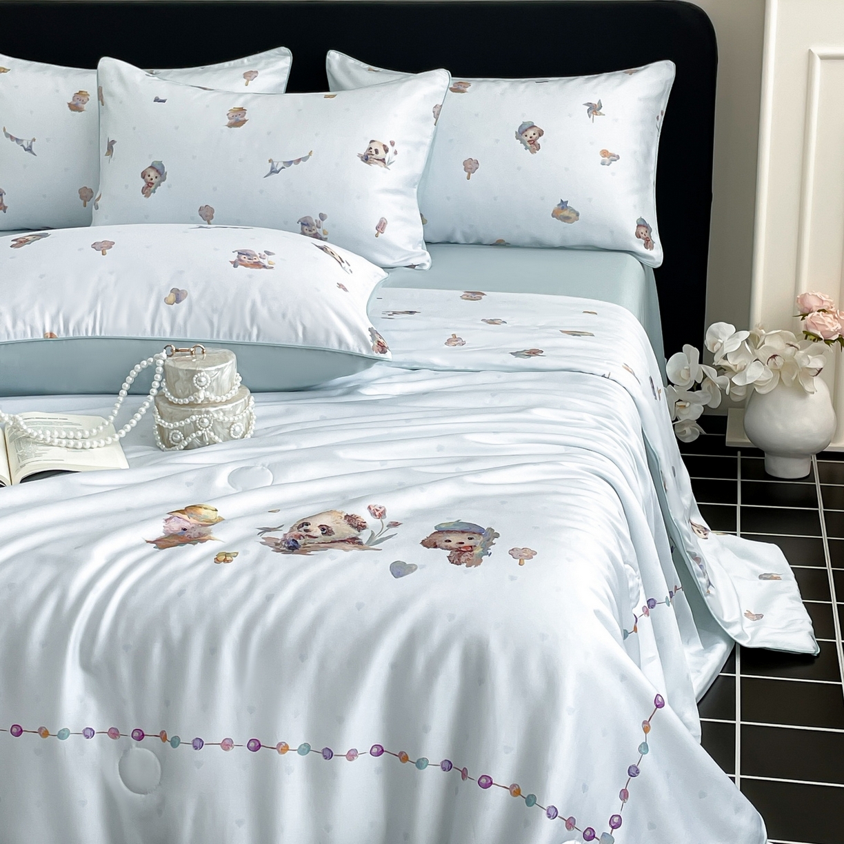 91家纺网 家纺一手货源 找家纺 慕晨 2026新款莱赛尔数码印高级简奢卡通大版印花丝滑夏被四件套 三只熊--兰