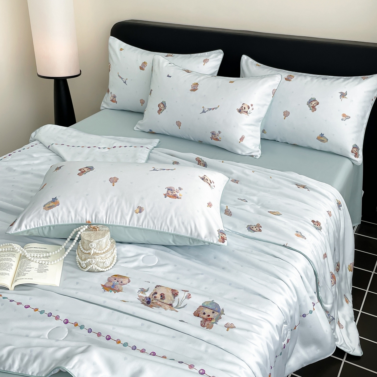 91家纺网 家纺一手货源 找家纺 慕晨 2026新款莱赛尔数码印高级简奢卡通大版印花丝滑夏被四件套 三只熊--兰