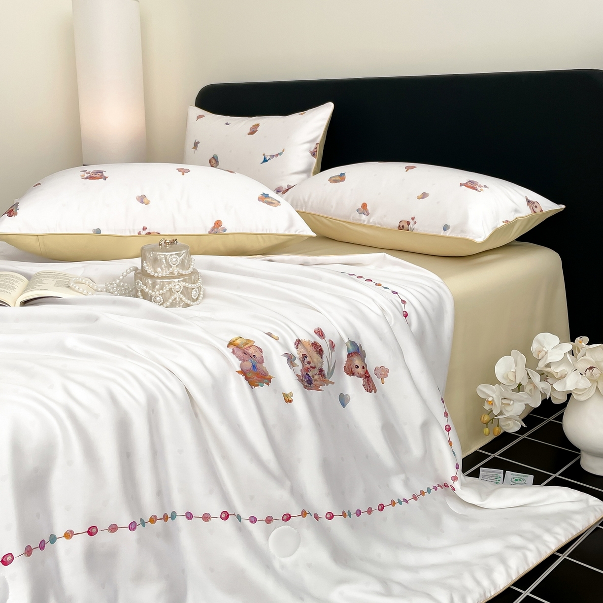 91家纺网 家纺一手货源 找家纺 慕晨 2026新款莱赛尔数码印高级简奢卡通大版印花丝滑夏被四件套 三只熊--米白