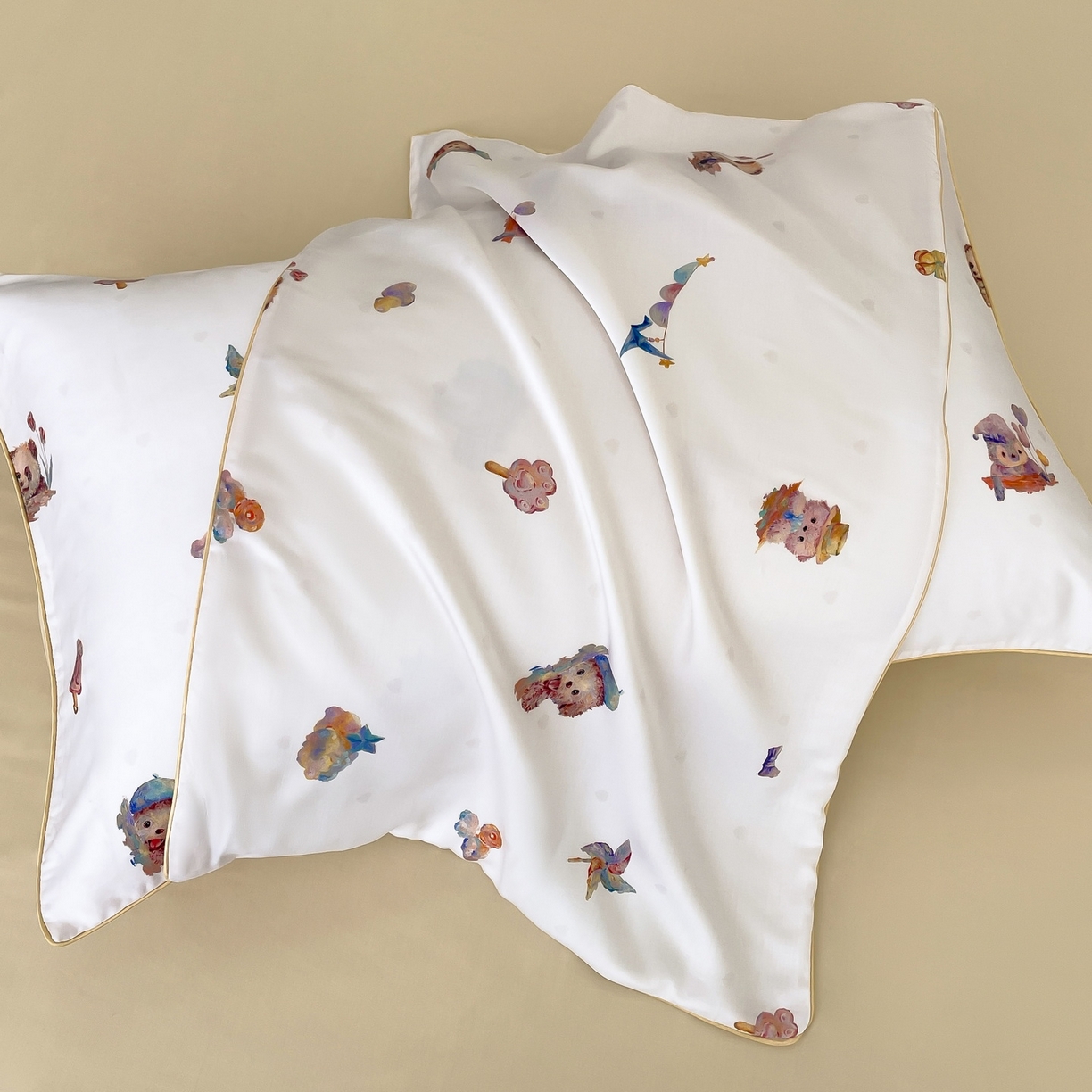 91家纺网 家纺一手货源 找家纺 慕晨 2026新款莱赛尔数码印高级简奢卡通大版印花丝滑夏被四件套 三只熊--米白