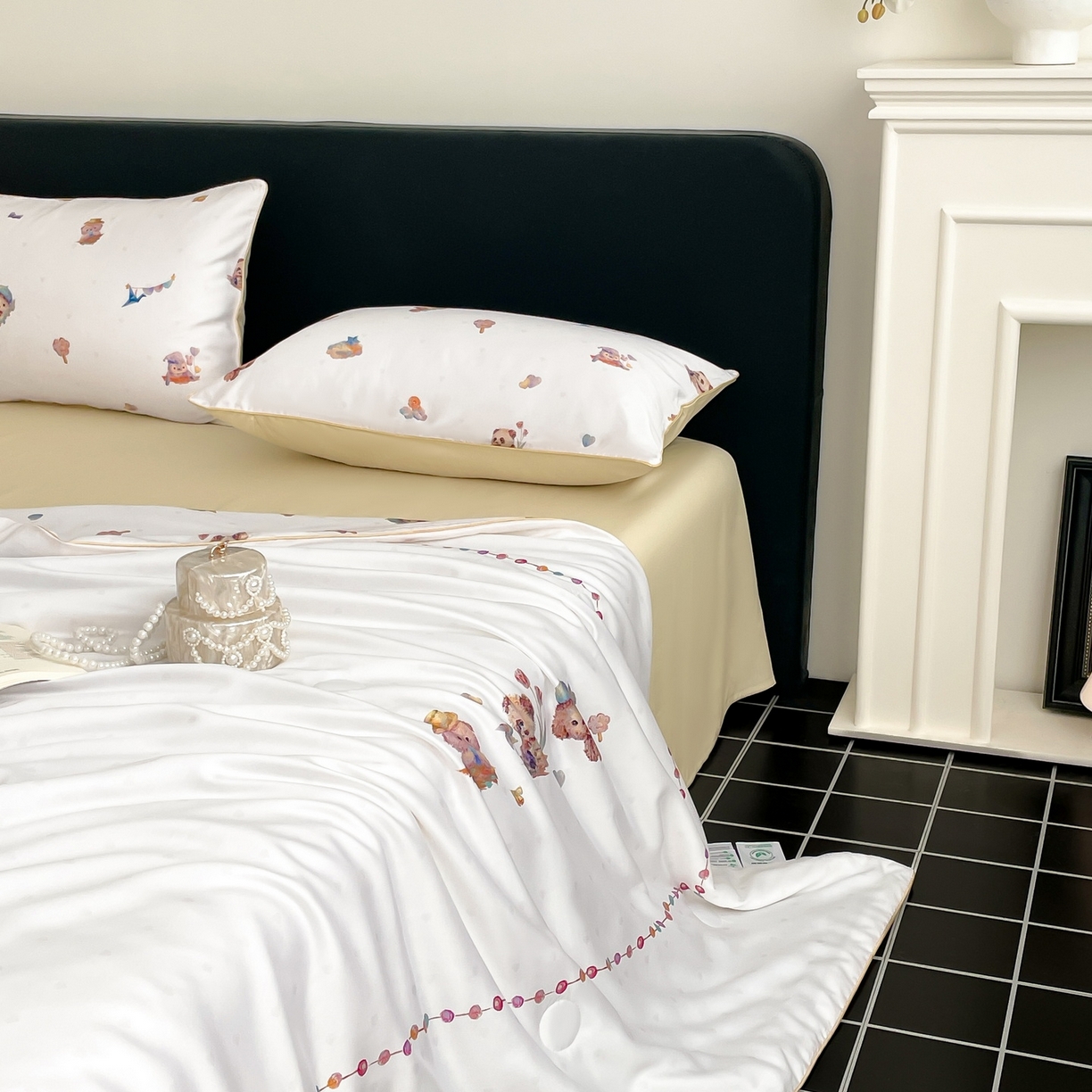 91家纺网 家纺一手货源 找家纺 慕晨 2026新款莱赛尔数码印高级简奢卡通大版印花丝滑夏被四件套 三只熊--米白