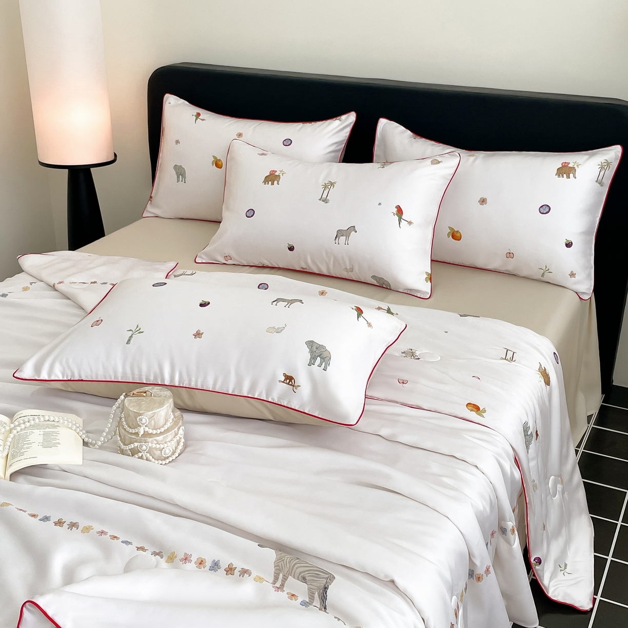 91家纺网 家纺一手货源 找家纺 慕晨 2026新款莱赛尔数码印高级简奢卡通大版印花丝滑夏被四件套 斑马--米白