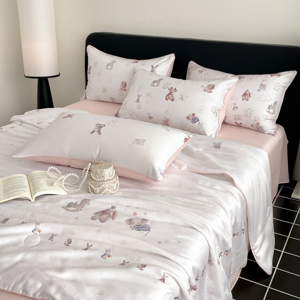 91家纺网 家纺一手货源 找家纺 慕晨 2026新款莱赛尔数码印高级简奢卡通大版印花丝滑夏被四件套 木马象--米白