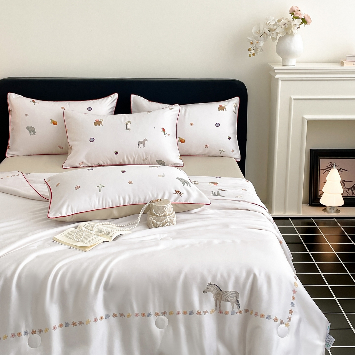 91家纺网 家纺一手货源 找家纺 慕晨 2026新款莱赛尔数码印高级简奢卡通大版印花丝滑夏被四件套 斑马--米白