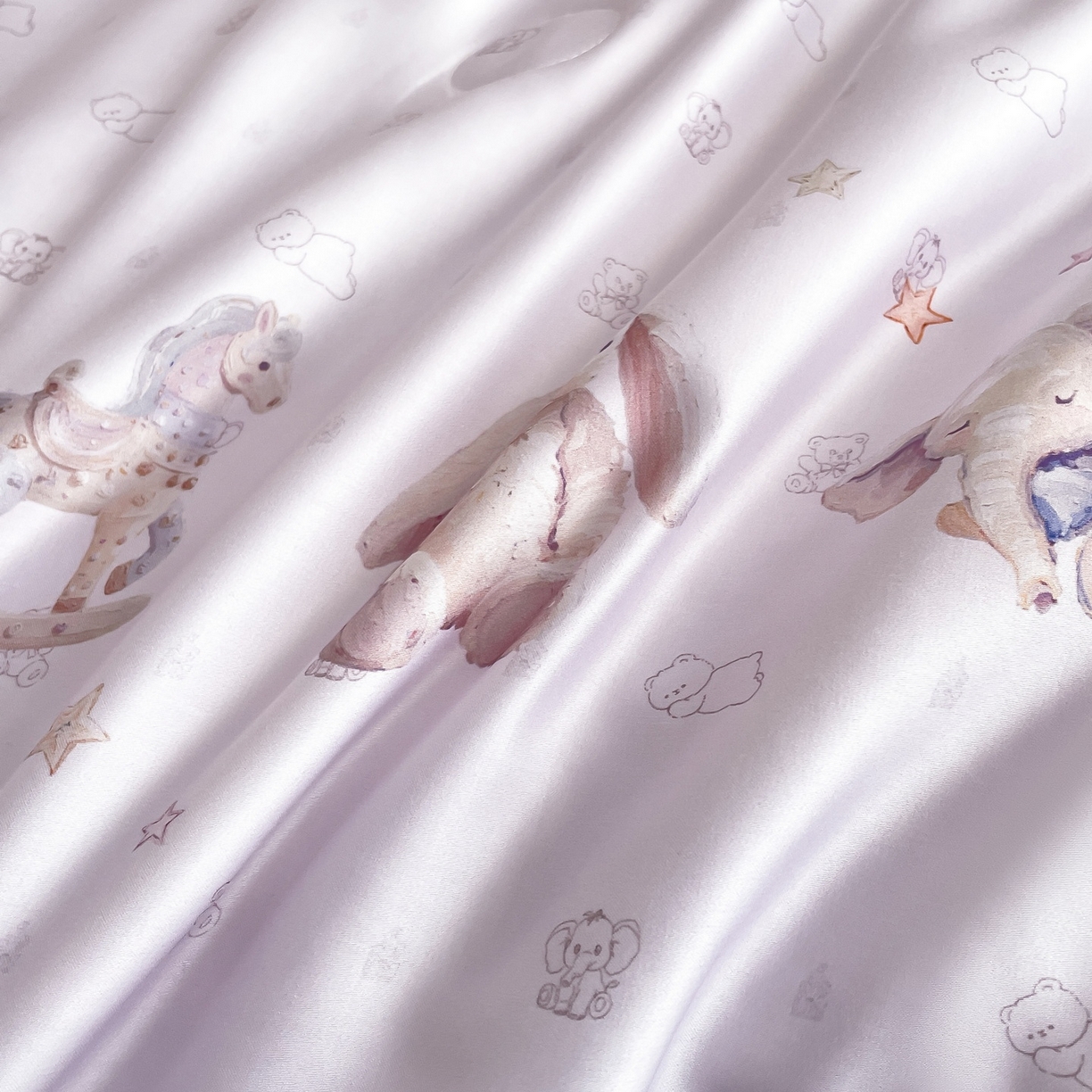 91家纺网 家纺一手货源 找家纺 慕晨 2026新款莱赛尔数码印高级简奢卡通大版印花丝滑夏被四件套 木马象--紫