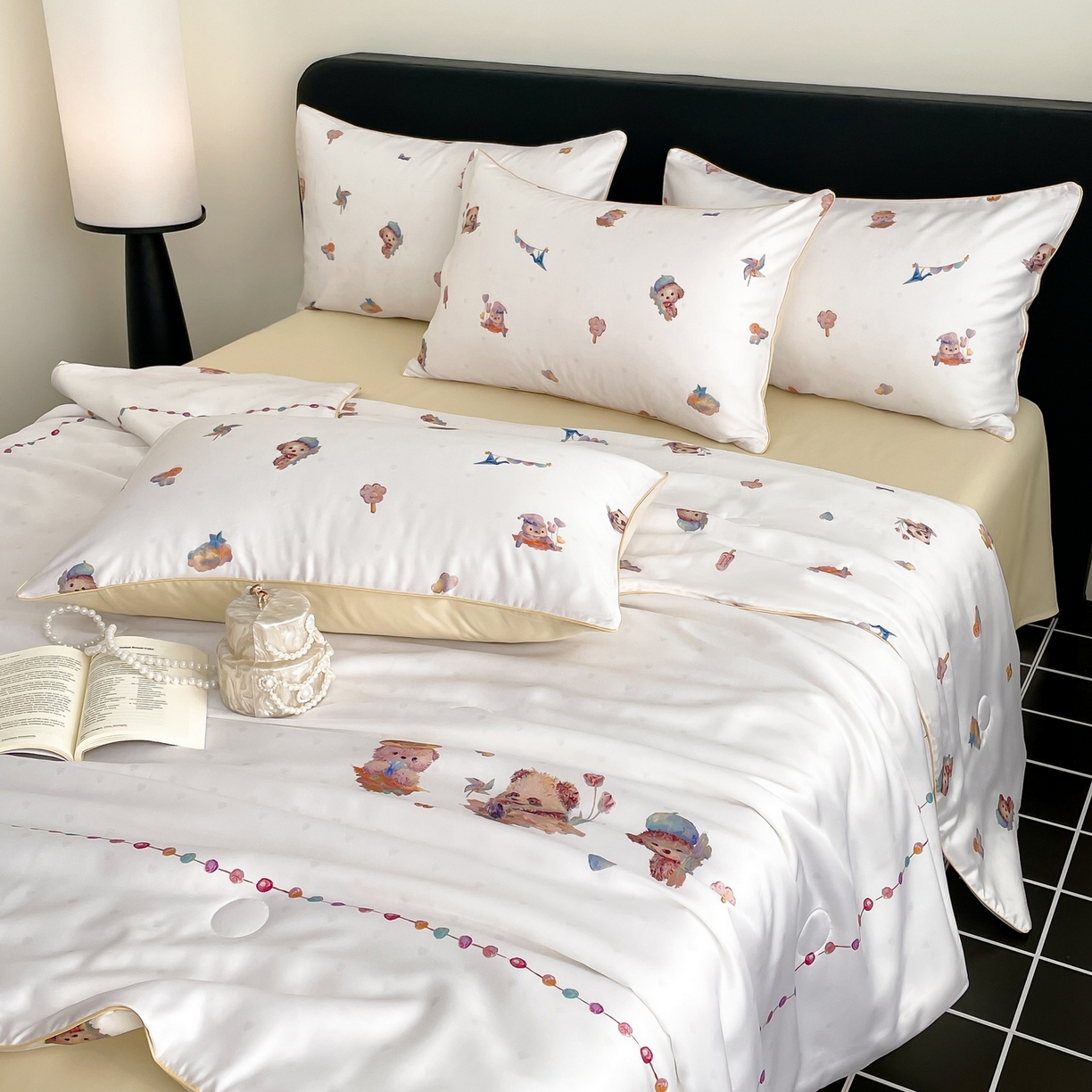 91家纺网 家纺一手货源 找家纺 慕晨 2026新款莱赛尔数码印高级简奢卡通大版印花丝滑夏被四件套 三只熊--米白