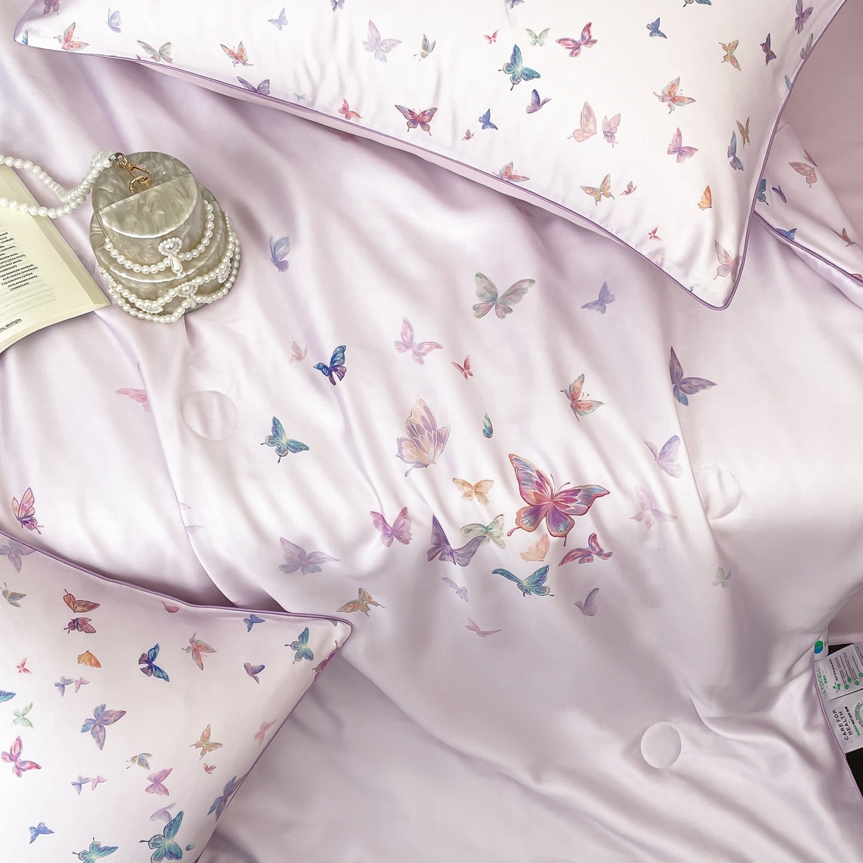 91家纺网 家纺一手货源 找家纺 慕晨 2026新款莱赛尔数码印高级简奢卡通大版印花丝滑夏被四件套 蝶舞