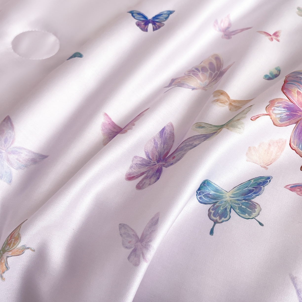 91家纺网 家纺一手货源 找家纺 慕晨 2026新款莱赛尔数码印高级简奢卡通大版印花丝滑夏被四件套 蝶舞