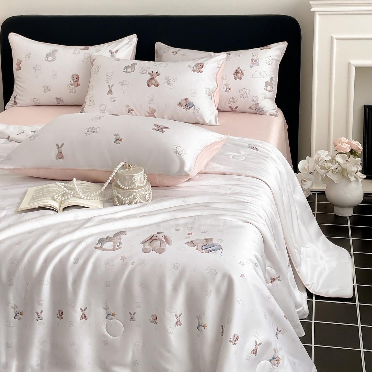 91家纺网 家纺一手货源 找家纺 慕晨 2026新款莱赛尔数码印高级简奢卡通大版印花丝滑夏被四件套 木马象--米白