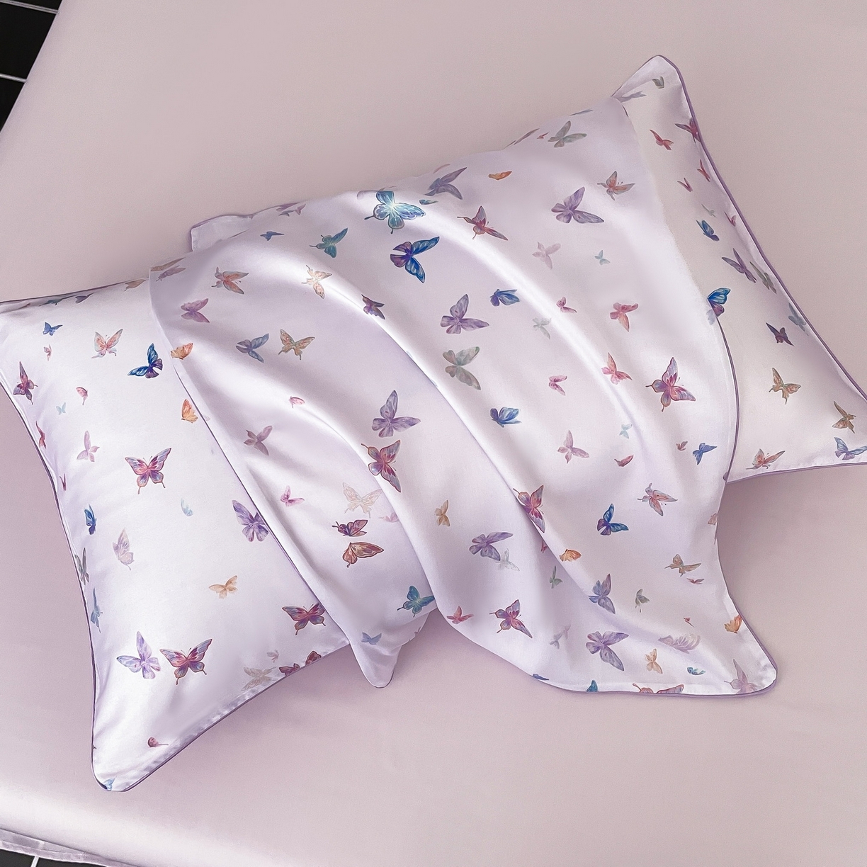 91家纺网 家纺一手货源 找家纺 慕晨 2026新款莱赛尔数码印高级简奢卡通大版印花丝滑夏被四件套 蝶舞