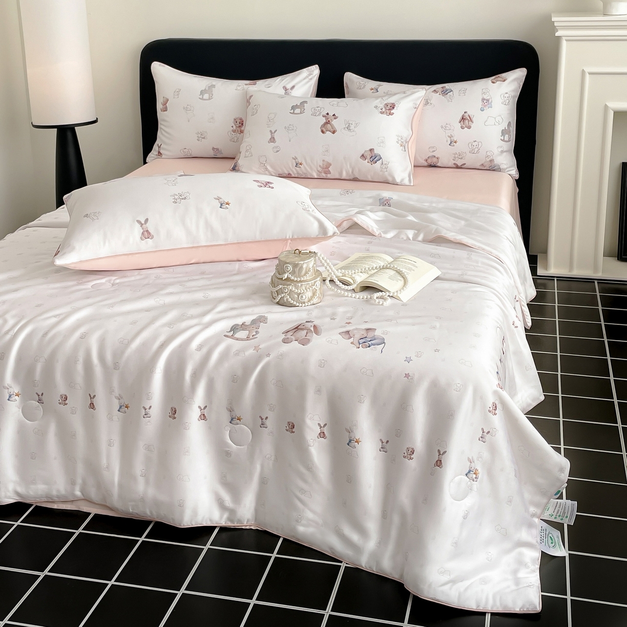 91家纺网 家纺一手货源 找家纺 慕晨 2026新款莱赛尔数码印高级简奢卡通大版印花丝滑夏被四件套 木马象--米白