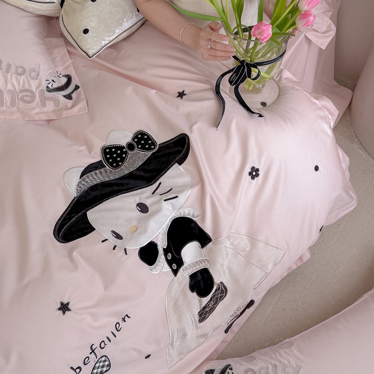 91家纺网 家纺一手货源 找家纺 优悦生活馆 2026新款全棉贴布绣四件套-喵喵小香风 喵喵小香风-粉