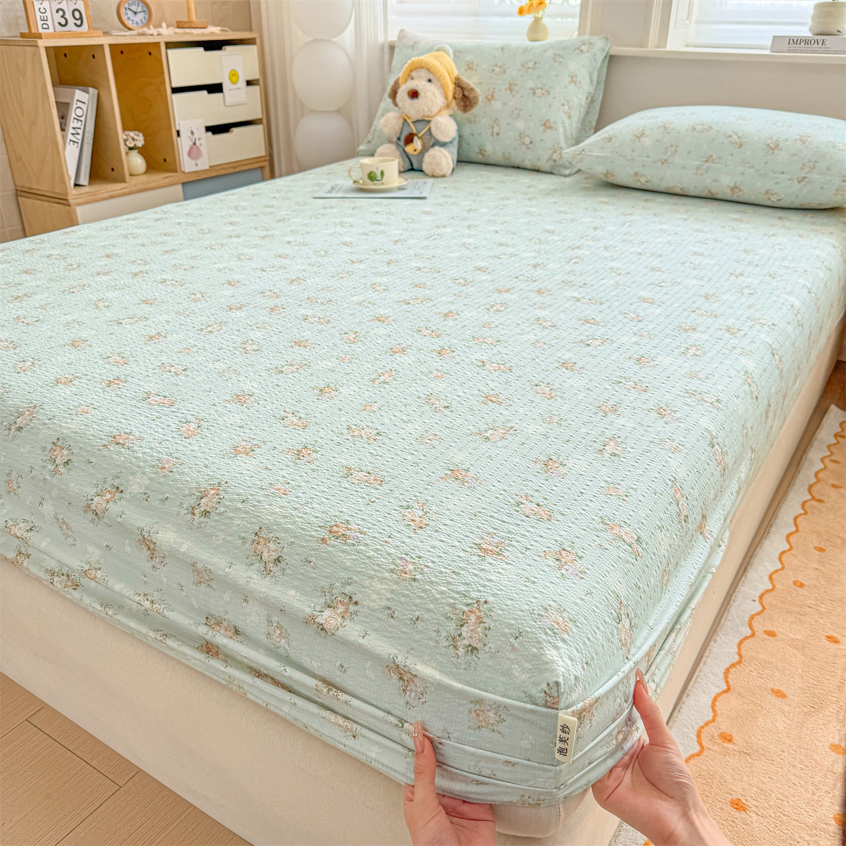 91家纺网 家纺一手货源 找家纺 女子家纺 2026新款亲肤泡芙纱印花床笠单床笠床笠单件 柔情蜜意