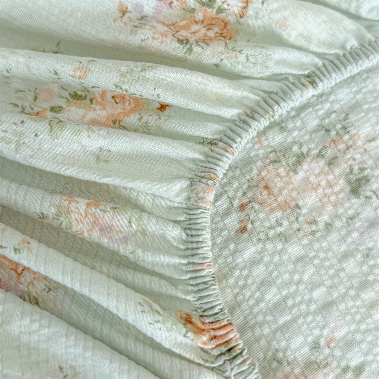 91家纺网 家纺一手货源 找家纺 女子家纺 2026新款亲肤泡芙纱印花床笠单床笠床笠单件 柔情蜜意