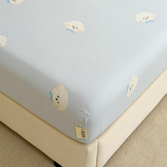 91家纺网 家纺一手货源 找家纺 几禾 2026新款高克重泡芙纱~印花款（单床笠）浅糯系列-110g CL浅糯-蓝领结狗