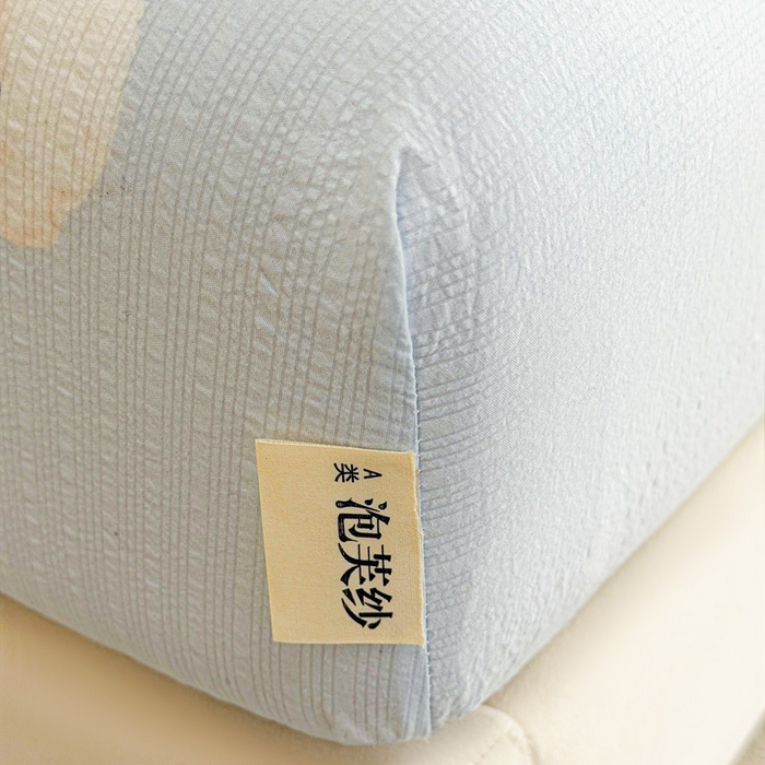 91家纺网 家纺一手货源 找家纺 几禾 2026新款高克重泡芙纱~印花款（单床笠）浅糯系列-110g CL浅糯-蓝领结狗