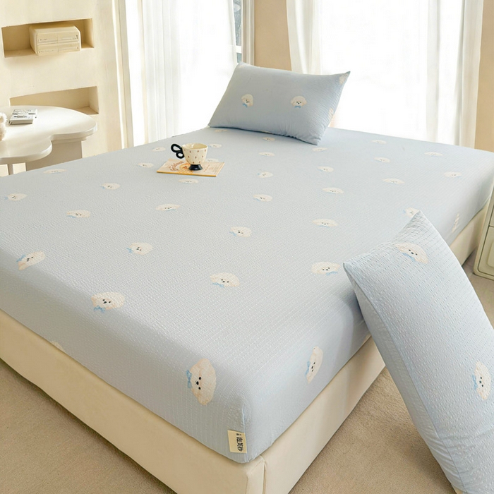 91家纺网 家纺一手货源 找家纺 几禾 2026新款高克重泡芙纱~印花款（单床笠）浅糯系列-110g CL浅糯-蓝领结狗