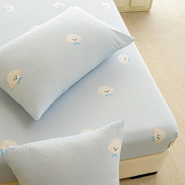 91家纺网 家纺一手货源 找家纺 几禾 2026新款高克重泡芙纱~印花款（单床笠）浅糯系列-110g CL浅糯-蓝领结狗