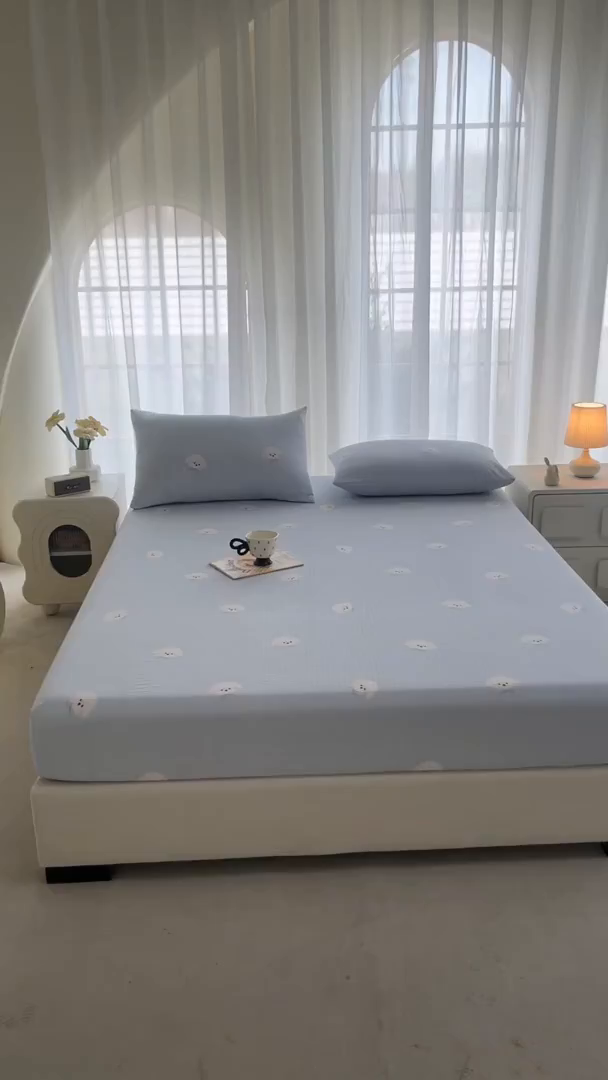 91家纺网 家纺一手货源 找家纺 几禾 2026新款高克重泡芙纱~印花款（单床笠）浅糯系列-110g CL浅糯-蓝领结狗