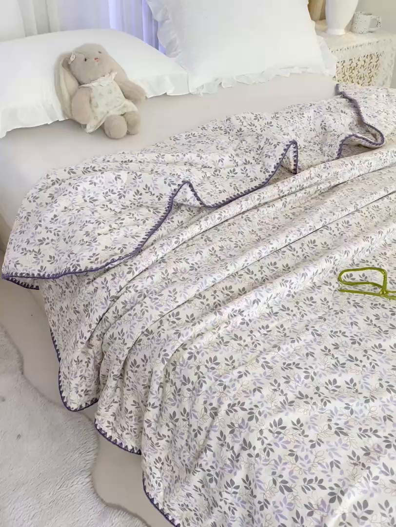 91家纺网 家纺一手货源 找家纺 爱微坊 2026新款A类水洗棉小碎花贝壳边夏被 枝繁叶茂