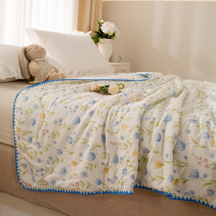 91家纺网 家纺一手货源 找家纺 爱微坊 2026新款A类水洗棉小碎花贝壳边夏被 花海