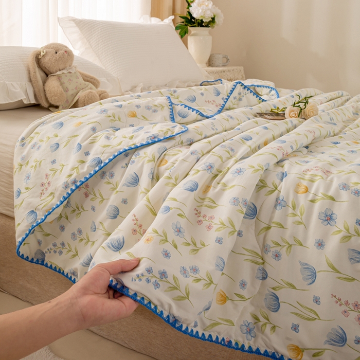 91家纺网 家纺一手货源 找家纺 爱微坊 2026新款A类水洗棉小碎花贝壳边夏被 花海