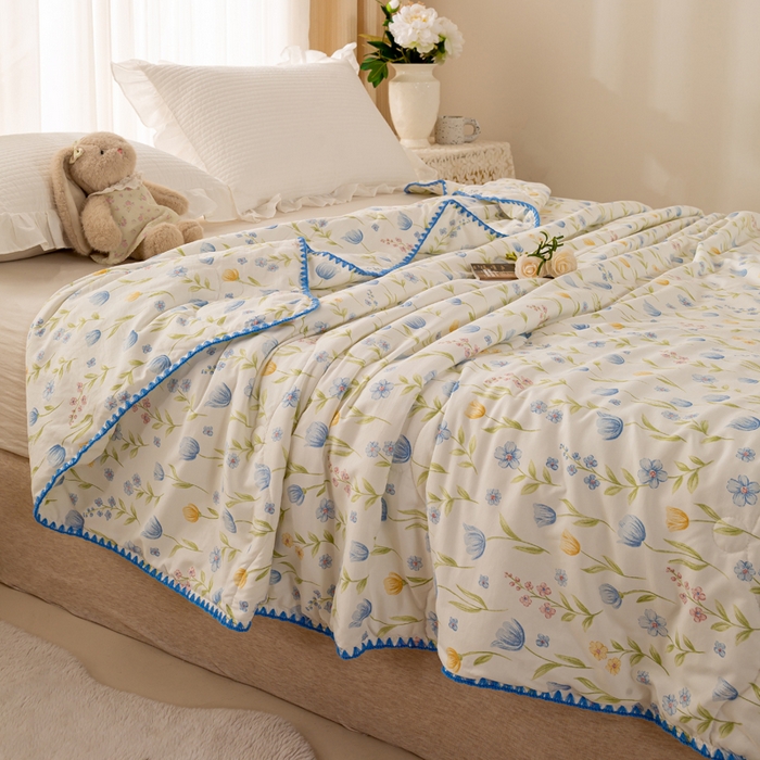 91家纺网 家纺一手货源 找家纺 爱微坊 2026新款A类水洗棉小碎花贝壳边夏被 花海