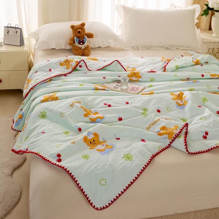 91家纺网 家纺一手货源 找家纺 爱微坊 2026新款A类水洗棉小碎花贝壳边夏被 俏皮熊