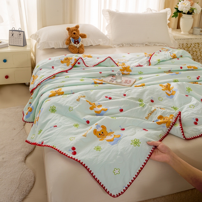 91家纺网 家纺一手货源 找家纺 爱微坊 2026新款A类水洗棉小碎花贝壳边夏被 俏皮熊