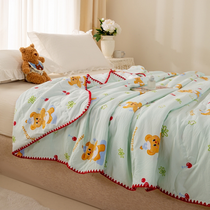 91家纺网 家纺一手货源 找家纺 爱微坊 2026新款A类水洗棉小碎花贝壳边夏被 俏皮熊