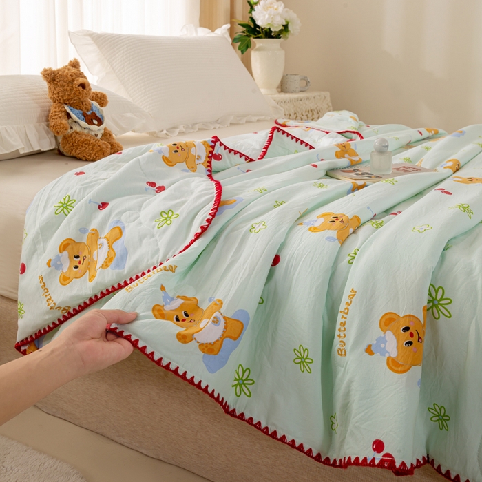 91家纺网 家纺一手货源 找家纺 爱微坊 2026新款A类水洗棉小碎花贝壳边夏被 俏皮熊